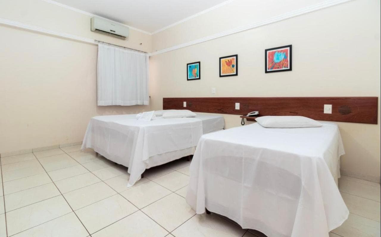 Quarto com duas camas de solteiro